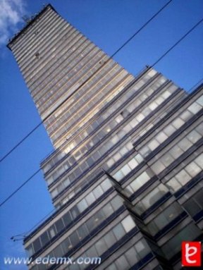 Torre Latinoamericana desde el Eje Central. ID24, Iv�n TMy�, 2008