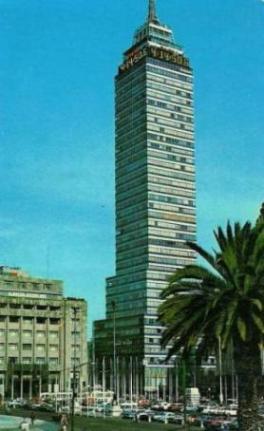 Postal de la Torre Latinaomericana, n�tese el reloj en la parte alta del rascacielos. ID25, Mark Turok. AMMEX, 2008
