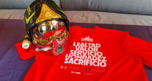 PRESENTA HEROICO CUERPO DE BOMBEROS DE LA CDMX  PLAYERA Y MEDALLA DE LA 6ª EDICIÓN DE LA CARRERA VERTICAL