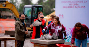 COLOCA CLARA BRUGADA PRIMERA PIEDRA DE LA UTOPÍA EDUARDO MOLINA